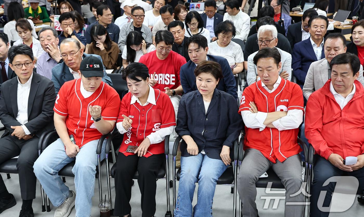 본문 이미지 - 3일 서울 종로구 오세훈 국민의힘 서울시장 후보캠프에서 관계자들이 출구조사 결과를 보고 있다. 2026.6.3 ⓒ 뉴스1 김도우 기자
