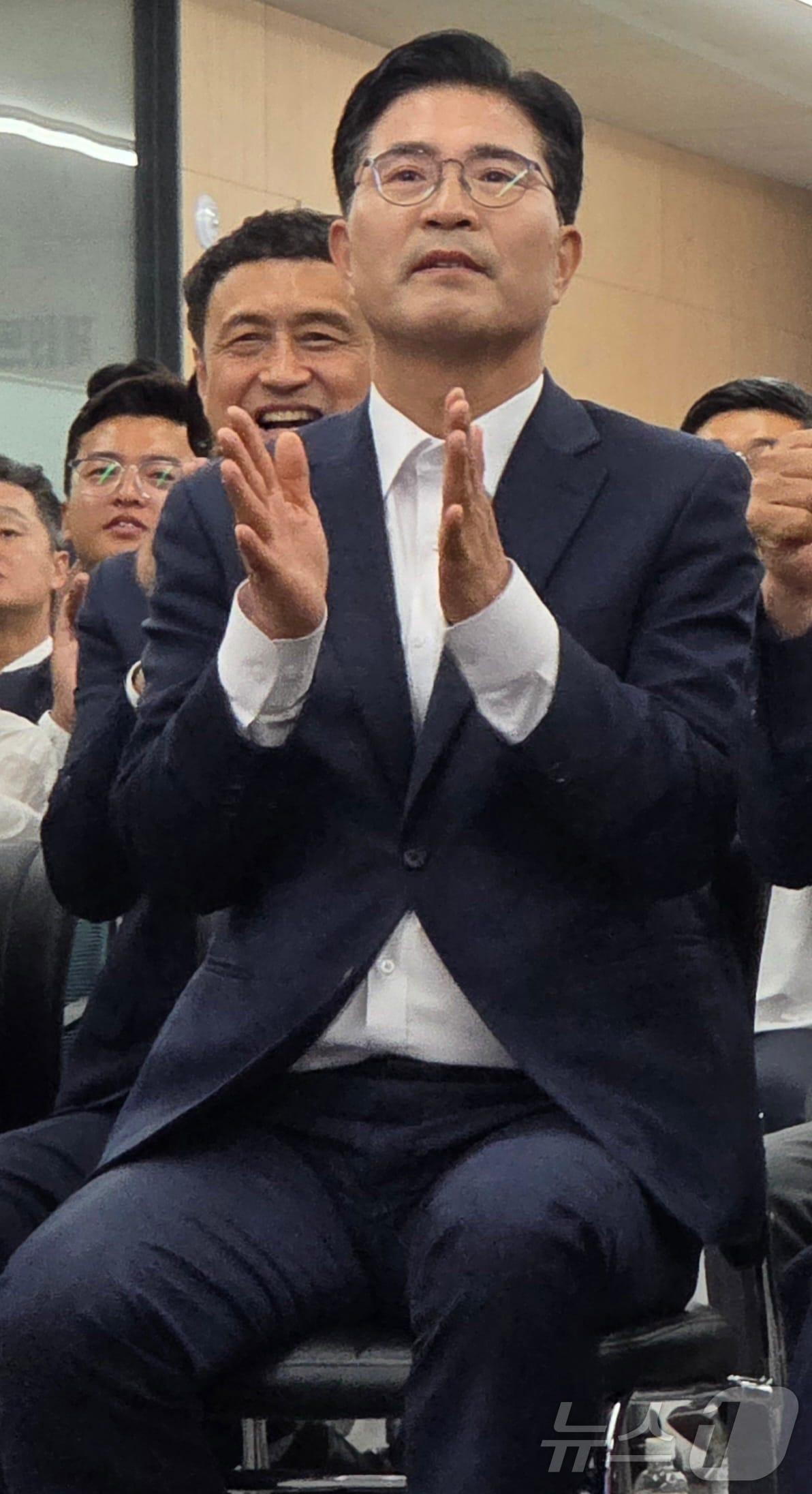 본문 이미지 - 이원택 더불어민주당 전북도지사 후보가 3일 전북 전주시 더불어민주당 전북도당에서 제9회 전국동시지방선거 출구조사 결과를 보며 환호하고 있다. 2026.6.3 ⓒ 뉴스1 유경석 기자