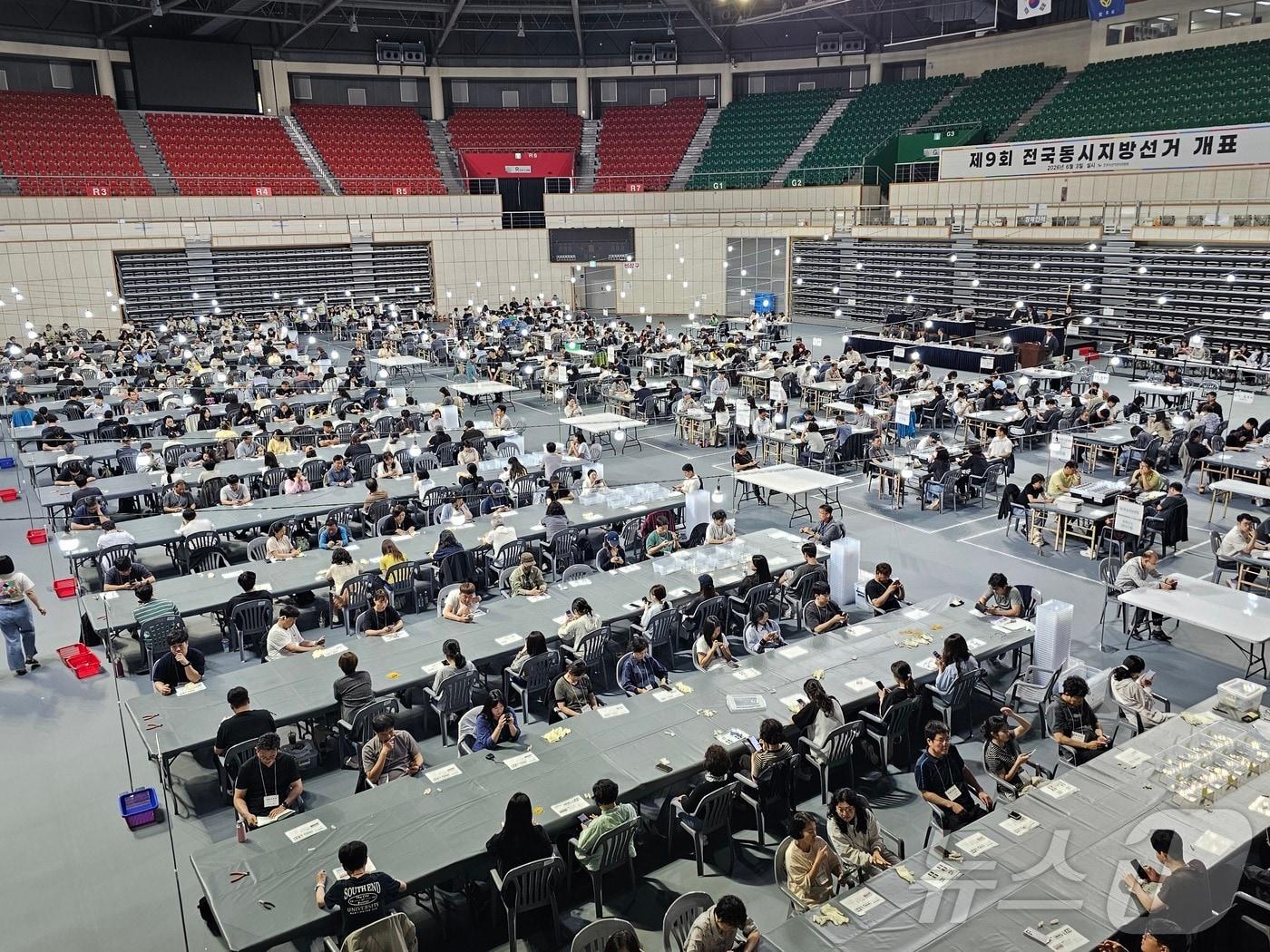 본문 이미지 - 3일 제9회 전국동시지방선거 경남 진주시 개표장에서 개표 요원들이 개표를 준비하고 있다. 2026.6.3 2026.6.3 ⓒ 뉴스1 한송학 기자