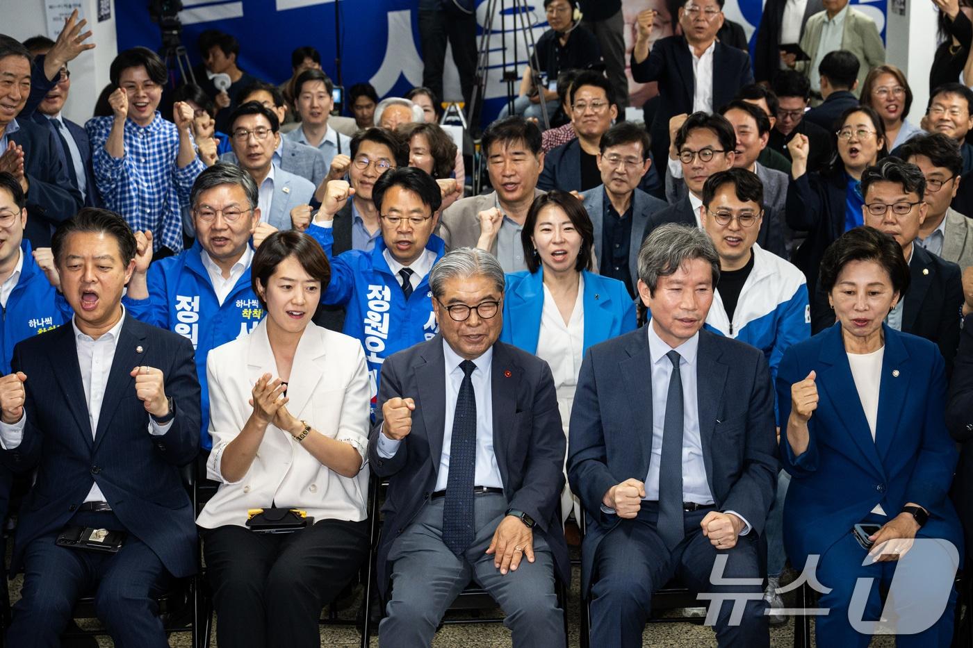 본문 이미지 - 3일 오후 서울 중구 세종대로 정원오 더불어민주당 서울시장 후보 캠프에서 캠프 관계자들이이 제9회 전국동시지방선거 출구조사를 보며 기뻐하고 있다. 앞줄 왼쪽부터 김영호, 고민정 의원, 이재정 후원회장, 이인영, 남인순 의원. (공동취재) 2026.6.3 ⓒ 뉴스1 안은나 기자