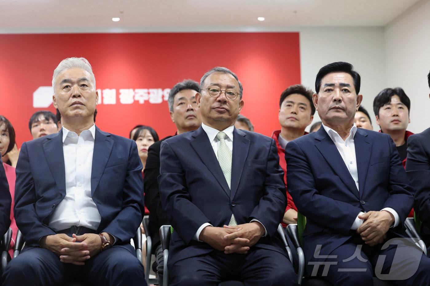 본문 이미지 - 이정현 국민의힘 전남광주통합특별시장 후보가 3일 오후 광주 서구 치평동 국민의힘 광주시당 당사에서 출구조사 결과를 보고 있다. 2026.6.3 ⓒ 뉴스1 조수민 수습기자