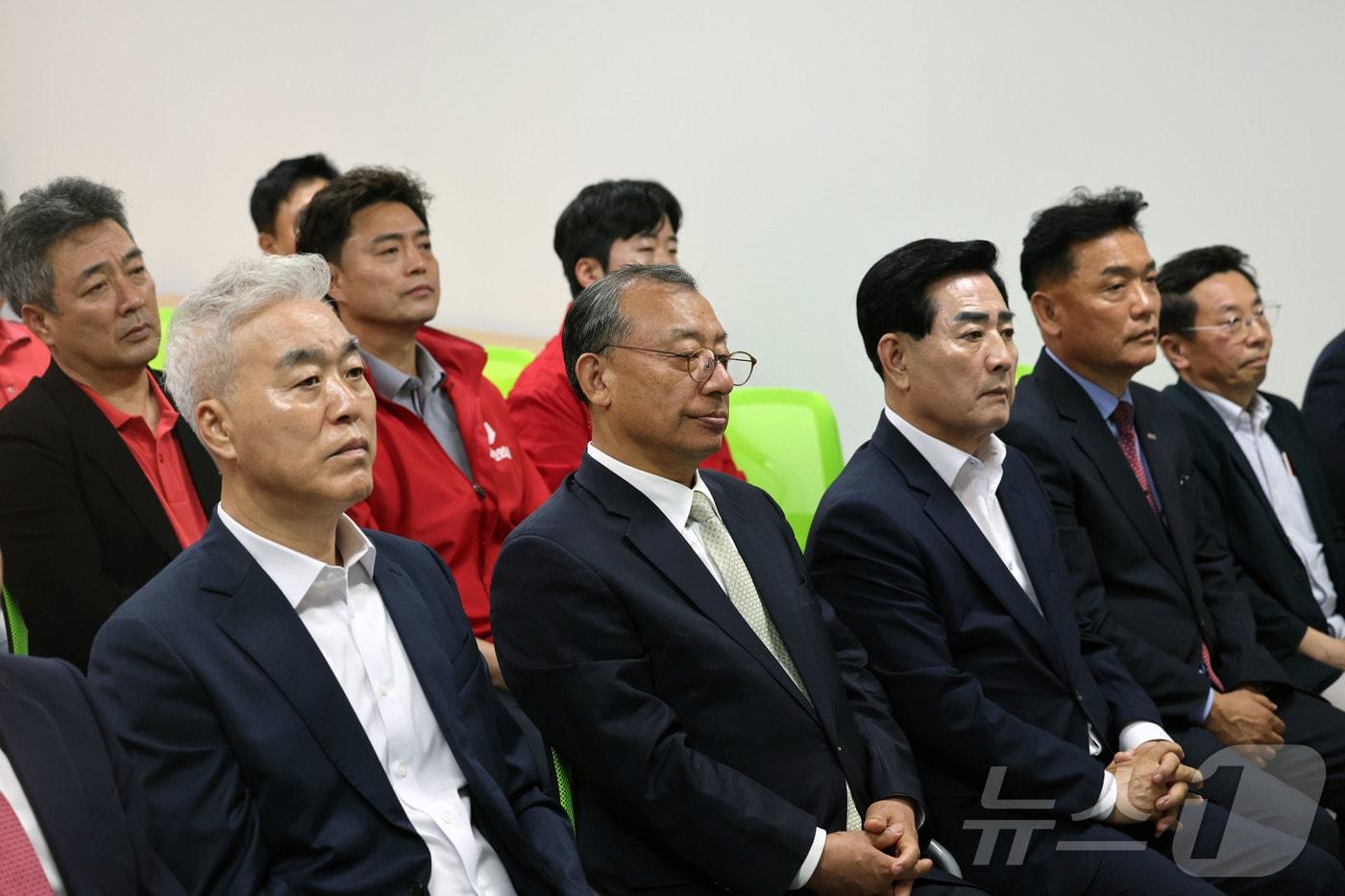 본문 이미지 - 제9회 전국동시지방선거가 실시된 3일 오후 광주 서구 치평동 국민의힘 광주시당 당사에서 이정현 후보와 캠프 관계자들이 출구조사 결과를 확인하고 있다. 2026.6.3 ⓒ 뉴스1 조수민 수습기자