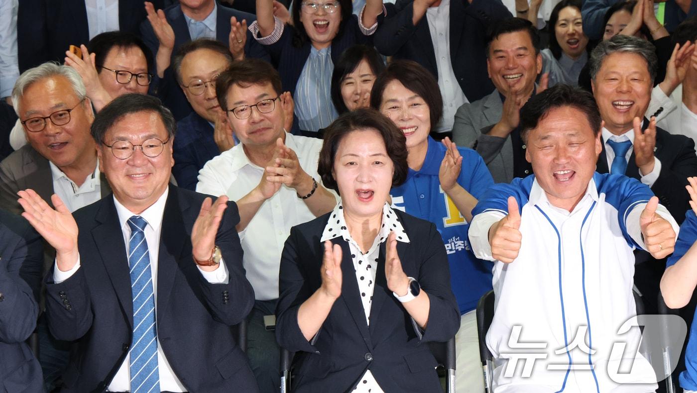본문 이미지 - 추미애 더불어민주당 경기도지사 후보가 3일 오후 경기 수원시 팔달구 마라톤빌딩에 마련된 선거사무소에서 캠프 관계자 및 지지자들과 출구조사 발표를 시청하고 있다. 2026.6.3 ⓒ 뉴스1 김영운 기자
