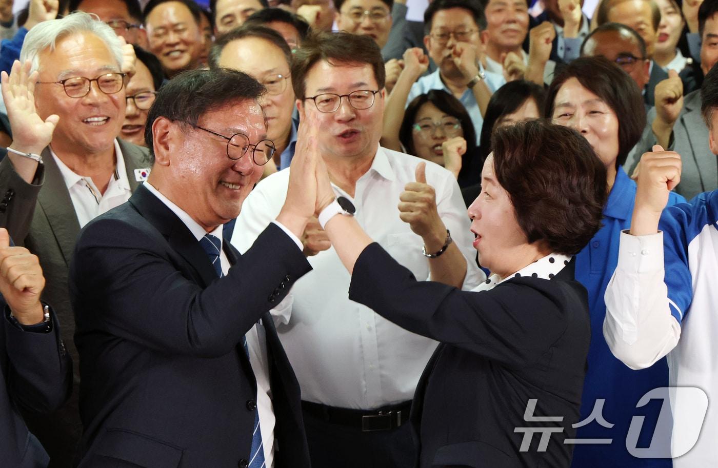 본문 이미지 - 추미애 더불어민주당 경기도지사 후보가 3일 오후 경기 수원시 팔달구 마라톤빌딩에 마련된 선거사무소에서 출구조사 결과를 확인한 뒤 김태년 의원과 하이파이브를 하고 있다. 2026.6.3 ⓒ 뉴스1 김영운 기자