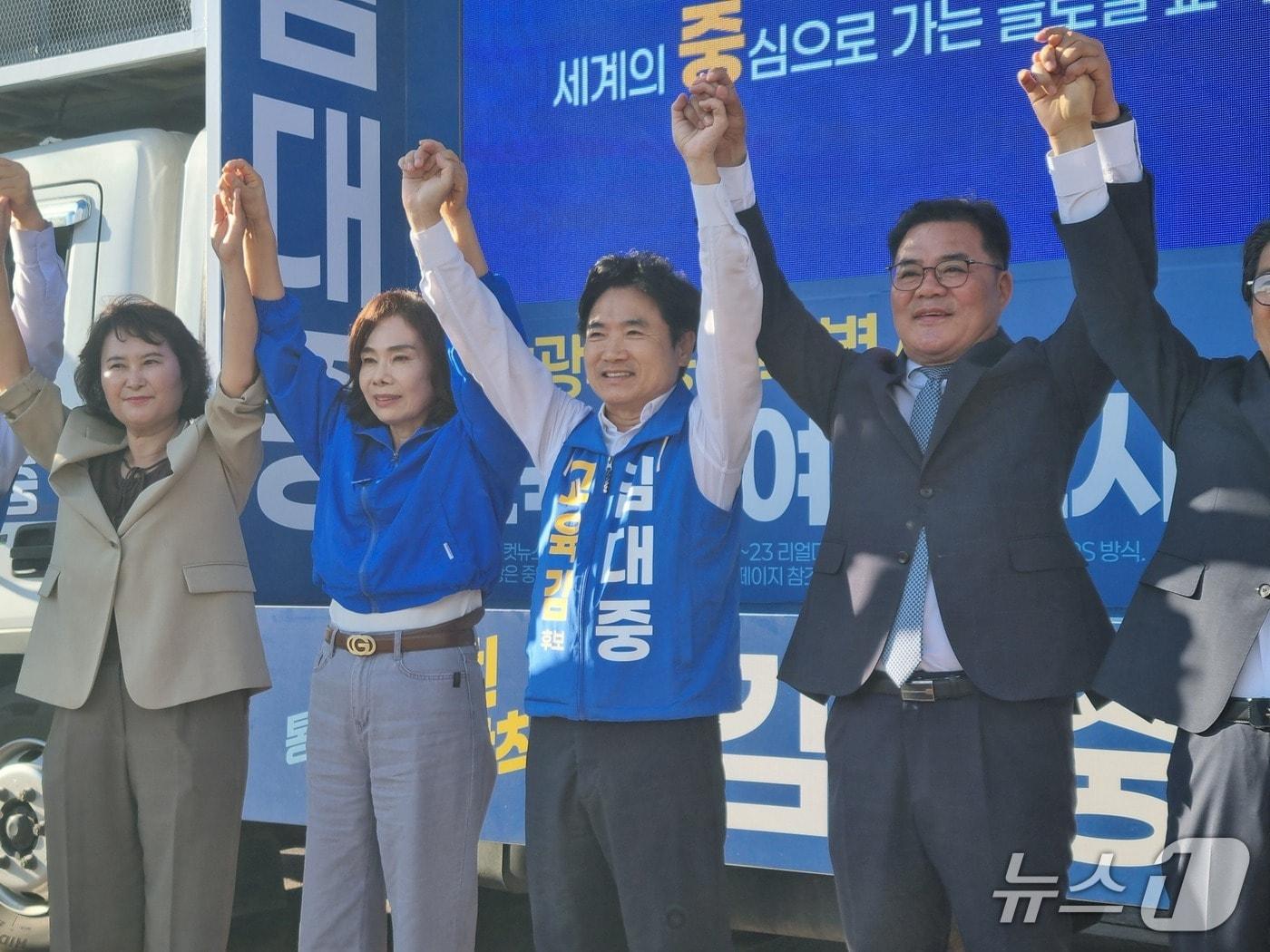 본문 이미지 - 김대중 교육감 후보가 2일 오후 6시께 광주 서구 운천저수지 사거리에서 마지막 유세를 하고 있다. (김대중 후보 캠프 제공, 재판매 및 DB금지)/뉴스1