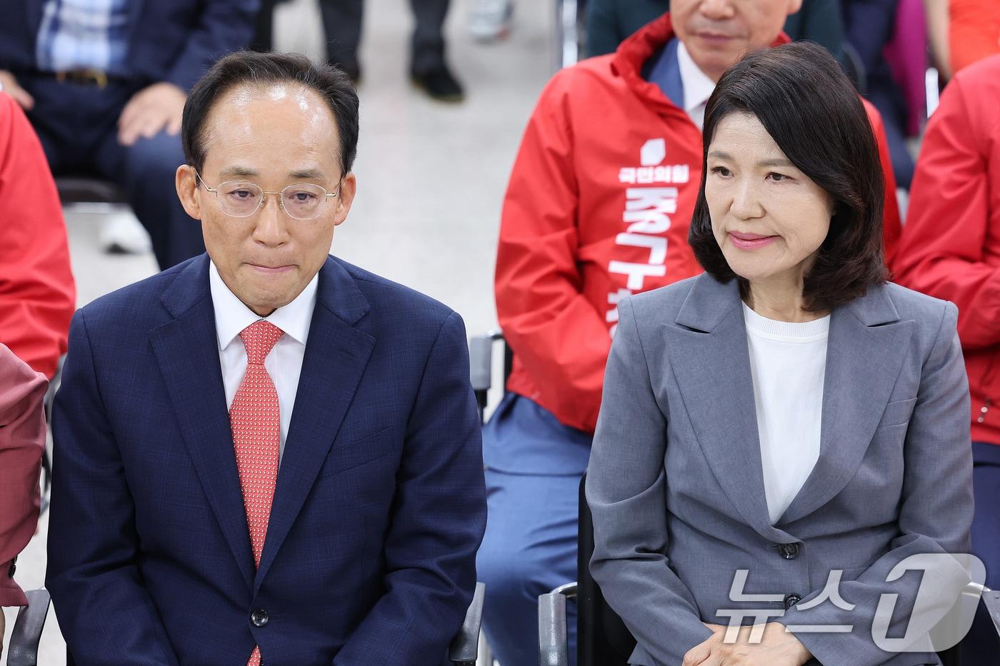 본문 이미지 - 추경호 국민의힘 대구시장 후보와 이진숙 대구 달성군 국회의원 후보가 3일 대구 수성구 국민의힘 대구광역시당에서 방송3사 출구조사를 시청하고 있다. 2026.6.3 ⓒ 뉴스1 신웅수 기자