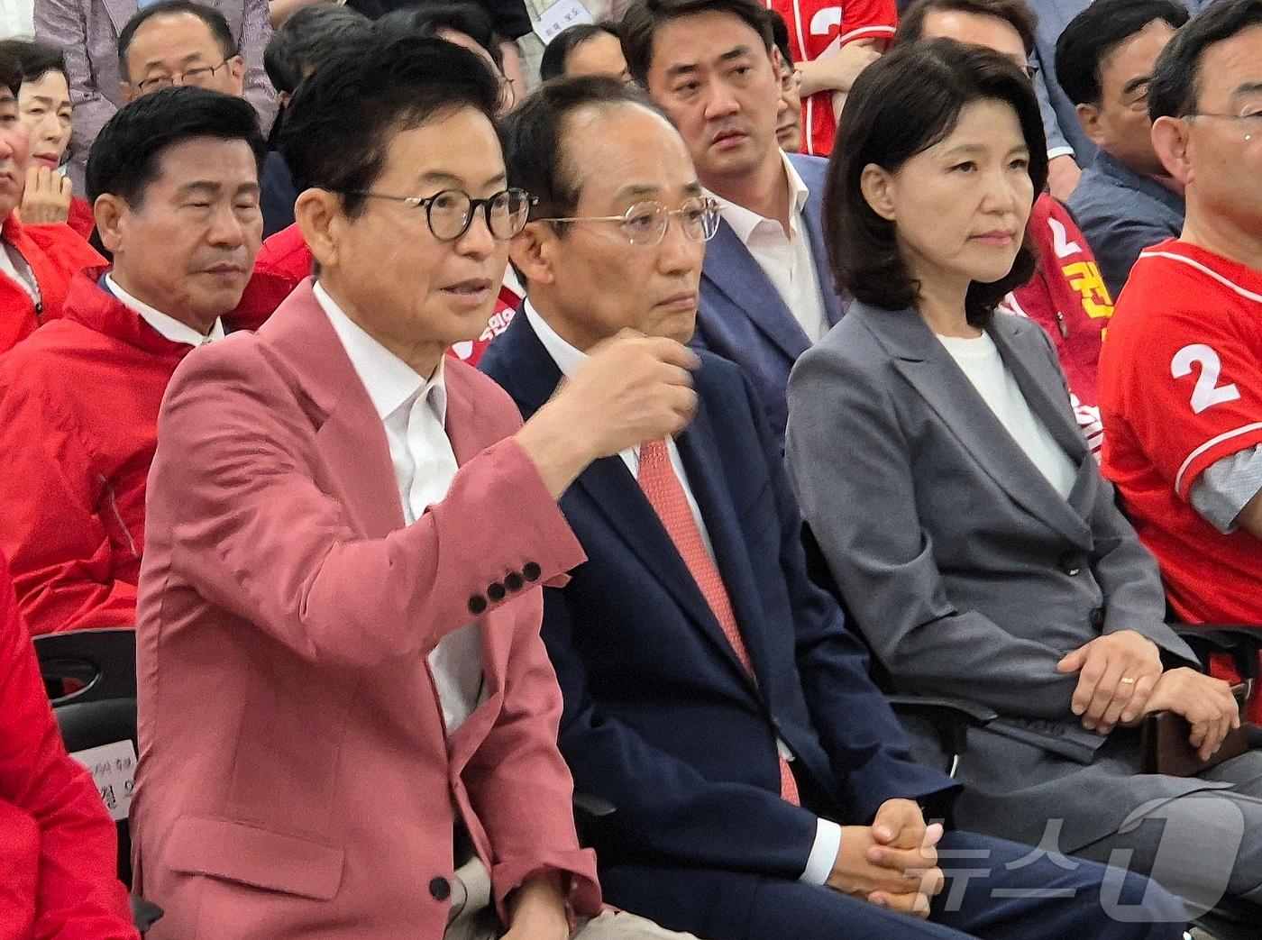 본문 이미지 - 3일 저녁 6시 이철우 국민의 힘 경북지사 후보는 추경호 대구시장 후보,이진숙 달성군 보권선거 후보와 출구조사 결과를 지켜 보고 있다. 2026.6.3 ⓒ 뉴스1 김대벽기자