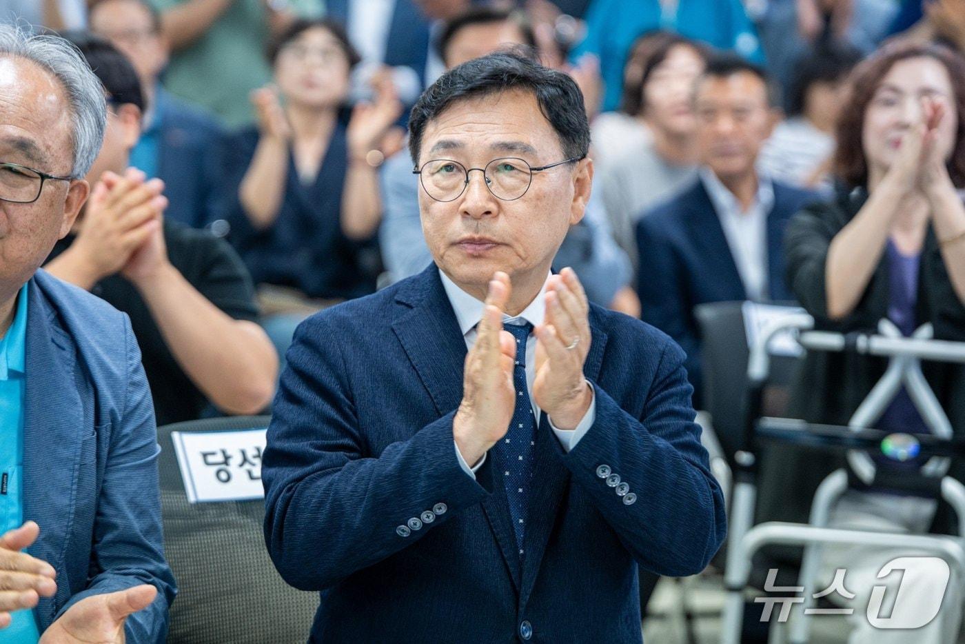 본문 이미지 - 정근식 서울시교육감 후보가 제9회 전국동시지방선거일인 3일 서울 종로구 소재 선거캠프에서 출구조사 결과 발표를 보며 박수 치고 있다.(캠프 제공)