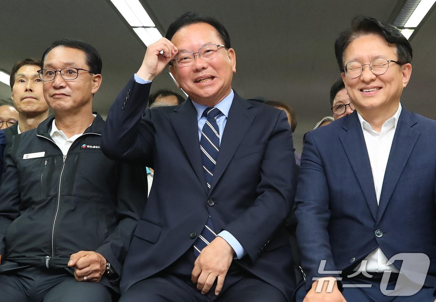 본문 이미지 - 김부겸 더불어민주당 대구시장 후보가 3일 오후 대구 달서구 선거캠프에서 6·3 지방선거 출구조사 결과 발표를 지켜보고 있다. 2026.6.3 ⓒ 뉴스1 공정식 기자