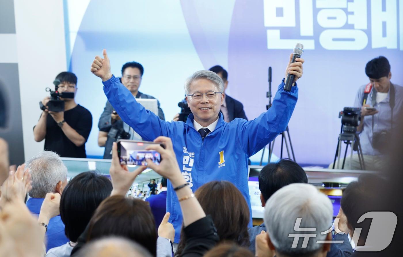 본문 이미지 - 민형배 더불어민주당 전남광주통합특별시장 후보가 제9회 전국동시지방선거가 실시된 3일 오후 광주 서구 선거 사무소에서 민 후보와 캠프 관계자들이 출구조사 결과를 확인한 후 기뻐하고 있다. 2026.6.3 ⓒ 뉴스1 김태성 기자