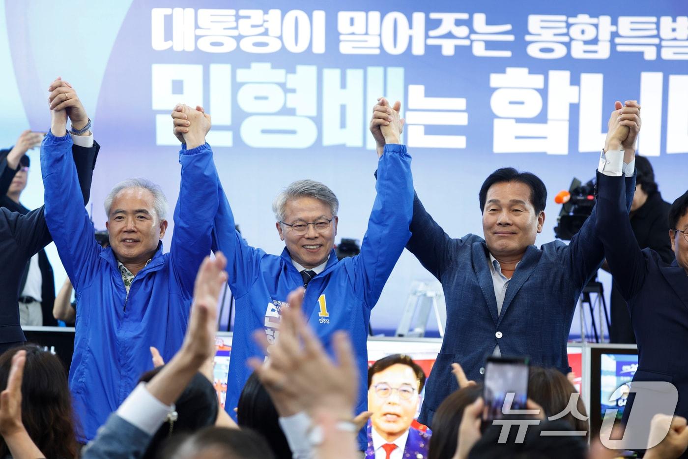 본문 이미지 - 민형배 더불어민주당 전남광주통합특별시장 후보가 제9회 전국동시지방선거가 실시된 3일 오후 광주 서구 선거 사무소에서 민 후보와 캠프 관계자들이 출구조사 결과를 확인한 후 기뻐하고 있다. 2026.6.3 ⓒ 뉴스1 김태성 기자