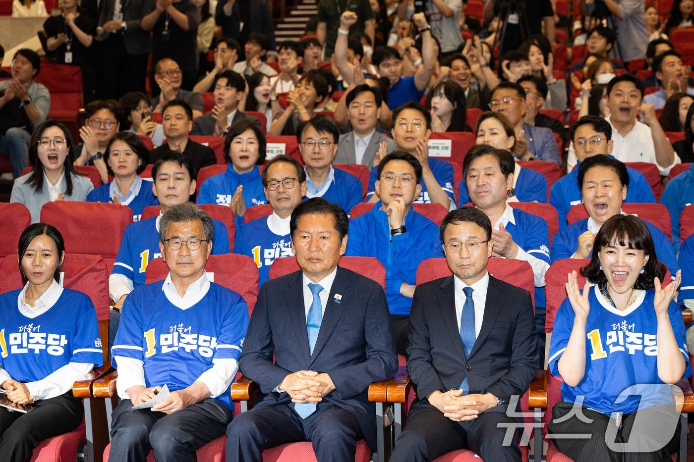 본문 이미지 - 정청래 더불어민주당 대표를 비롯한 선대위 지도부가 3일 서울 여의도 국회 의원회관에 마련된 제9회 전국동시지방선거 및 국회의원 재보궐 선거 개표종합상황실에서 출구조사 결과를 지켜보고 있다. ⓒ 뉴스1 유승관 기자