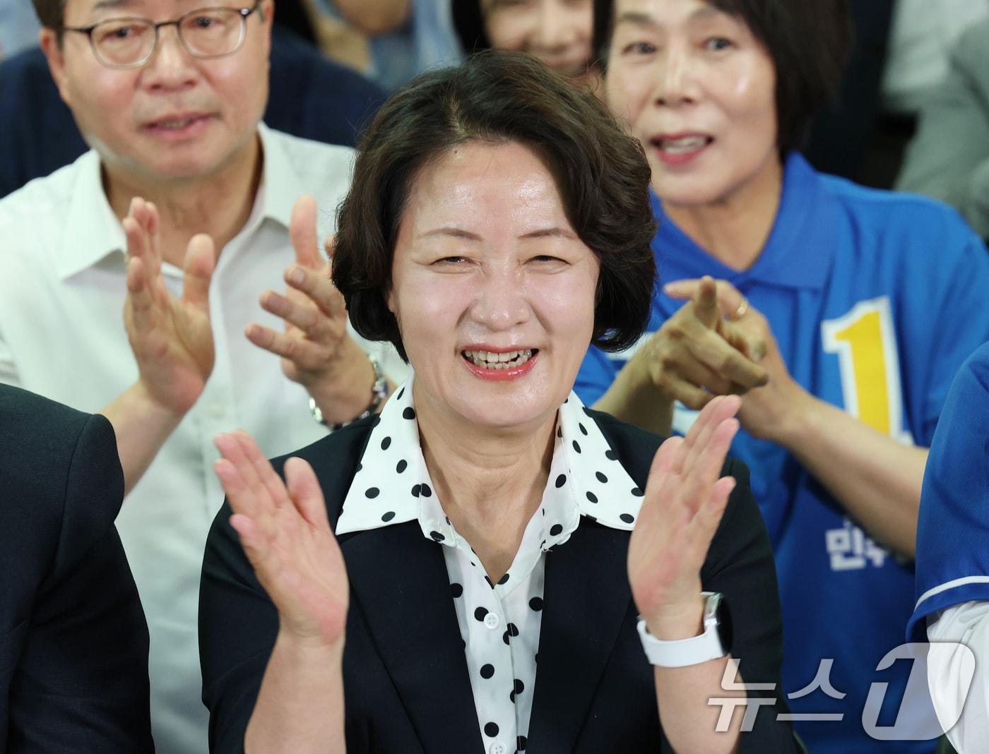 본문 이미지 - 추미애 더불어민주당 경기도지사 후보가 3일 오후 경기 수원시 팔달구 마라톤빌딩에 마련된 선거사무소에서 캠프 관계자 및 지지자들과 출구조사 발표를 시청하고 있다. 2026.6.3 ⓒ 뉴스1 김영운 기자