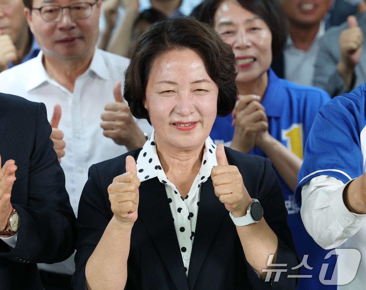 본문 이미지 - 추미애 더불어민주당 경기도지사 후보가 3일 오후 경기 수원시 팔달구 마라톤빌딩에 마련된 선거사무소에서 캠프 관계자 및 지지자들과 출구조사 발표를 시청하고 있다. 2026.6.3 ⓒ 뉴스1 김영운 기자