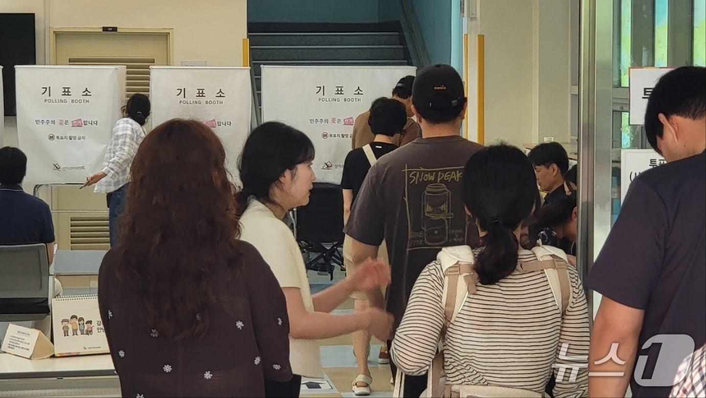 본문 이미지 - 제9회 전국동시지방선거의 본 투표 날인 1일 강원 원주시 지정면 제4투표소인 섬강초교 1층 로비에서 유권자들이 한 표를 행사했다. 2026.6.3/뉴스1 신관호 기자