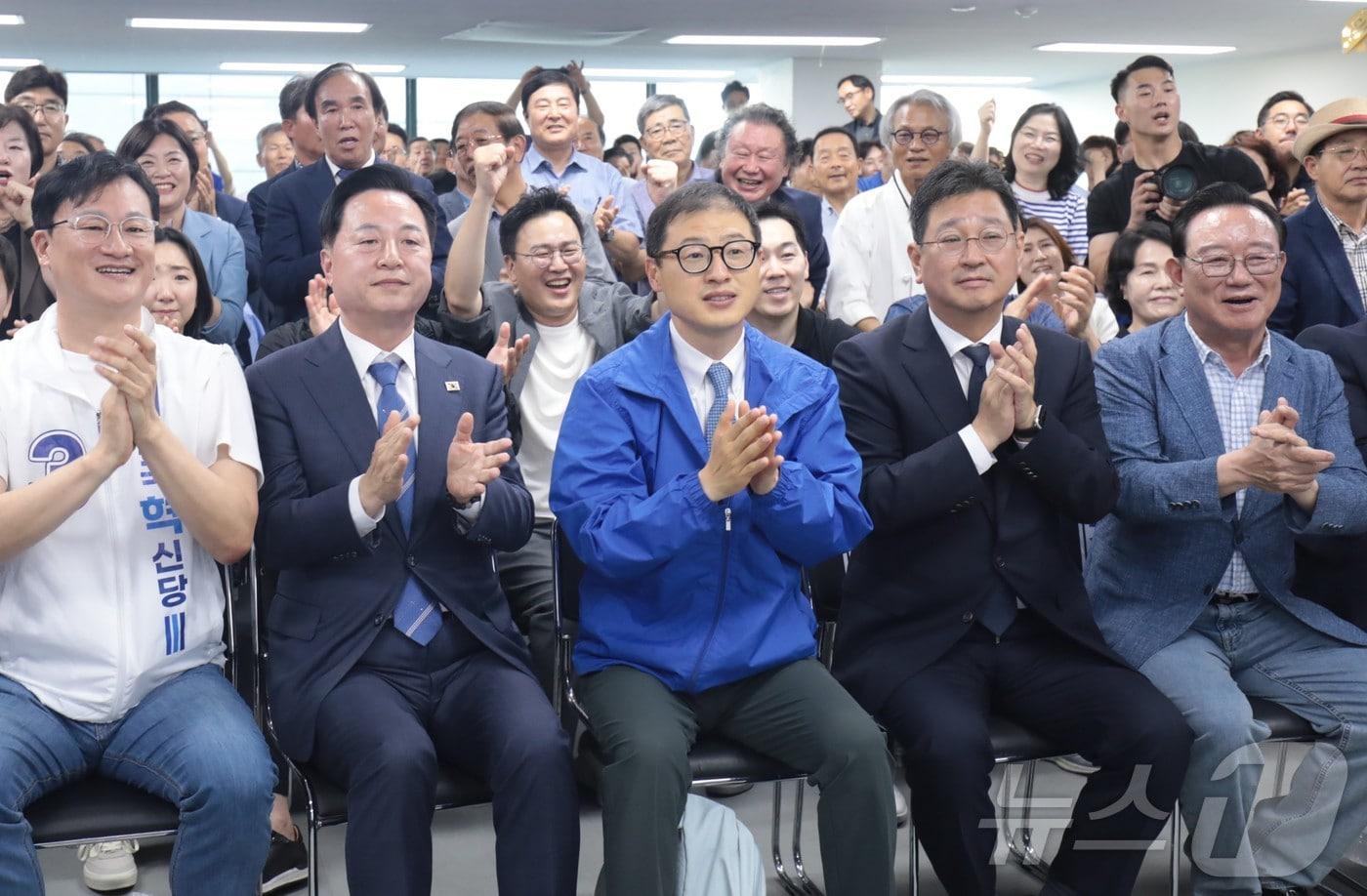 본문 이미지 - 김상욱 더불어민주당 울산시장 후보가 3일 울산 남구 선거사무소에서 지지자들과 박수를 치고 있다. 2026.6.3 ⓒ 뉴스1 김세은 기자