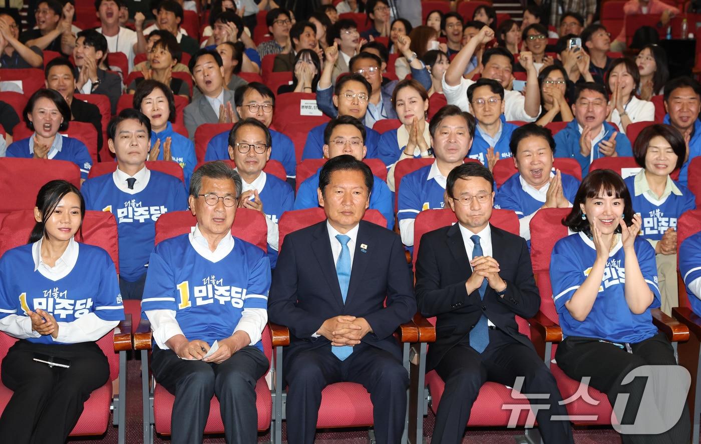 본문 이미지 - 정청래 더불어민주당 대표를 비롯한 선대위 지도부가 3일 서울 여의도 국회 의원회관에 마련된 제9회 전국동시지방선거 및 국회의원 재보궐 선거 개표종합상황실에서 출구조사 결과를 지켜보고 있다. (공동취재) 2026.6.3 ⓒ 뉴스1 유승관 기자
