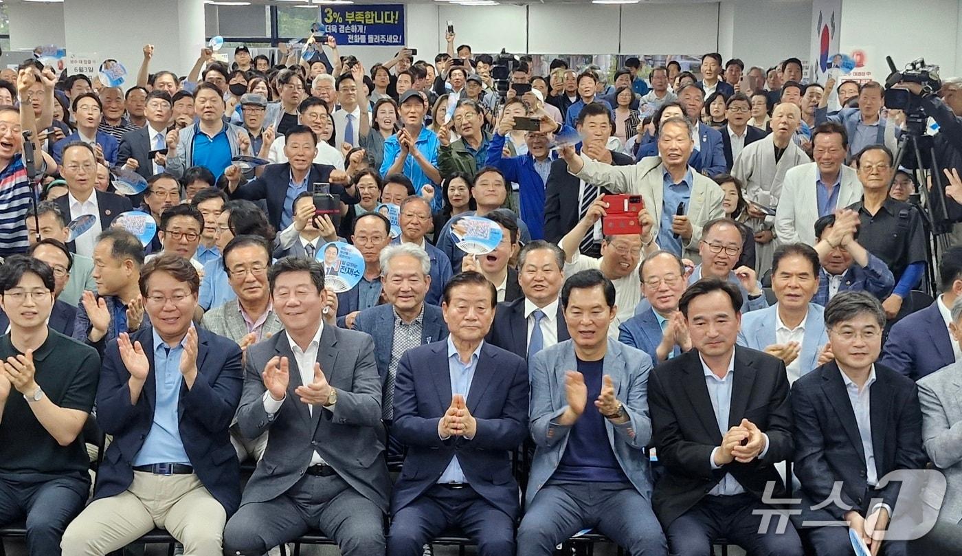 본문 이미지 - 전재수 더불어민주당 후보가 방송 3사 공동 출구조사 결과 오차범위 내 우세한 것으로 나타나자 전 후보 선거캠프에서 환호와 박수가 터져 나오고 있다.2026.6.3 ⓒ 뉴스1 윤일지 기자 (공동취재)