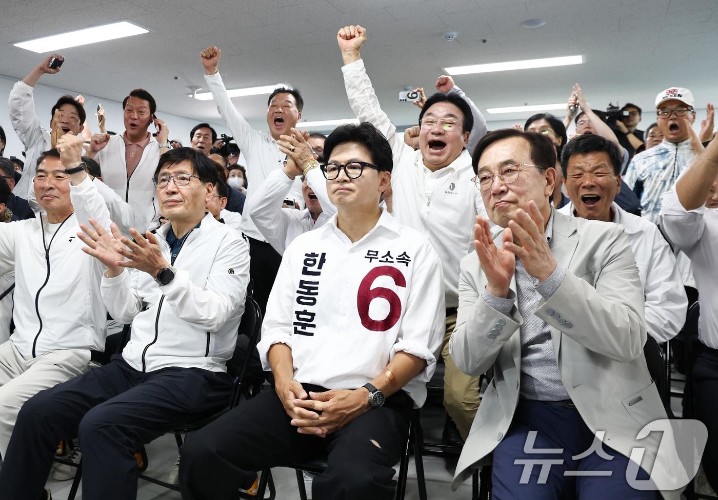 본문 이미지 - 한동훈 무소속 부산 북구갑 국회의원 후보가 3일 오후 부산 북구 선거사무소에서 JTBC 출구조사 결과 발표를 지켜보고 있다. 2026.6.3 ⓒ 뉴스1 최지환 기자