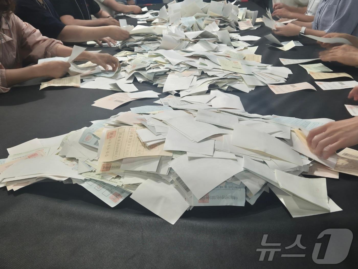 본문 이미지 - 제9회 전국동시지방선거일인 3일 강원 강릉시 관동하키센터에 마련된 강릉시 개표소에서 개표 사무원들이 투표용지를 분류하고 있다. 2026.6.3 ⓒ 뉴스1 윤왕근 기자