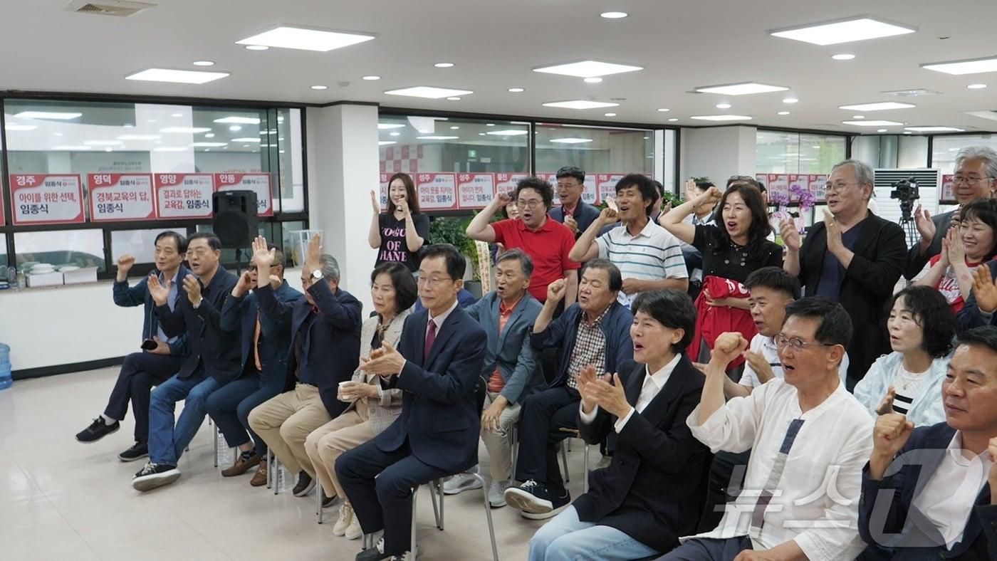 본문 이미지 - 3일 저녁 6시 임종식 경북교육감 후보는 자신의 포항시 선거 캠프에서 지지자들과 함께 출구조사를 지켜보고 기뻐하고 있다. ⓒ 뉴스1 김대벽기자