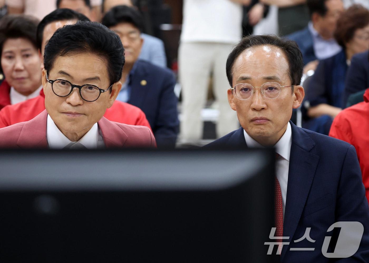 본문 이미지 - 이철우 국민의힘 경북도지사 후보와 추경호 국민의힘 대구시장 후보가 3일 대구 수성구 국민의힘 대구광역시당에서 방송3사 출구조사를 시청하고 있다. (공동취재) 2026.6.3 ⓒ 뉴스1 신웅수 기자