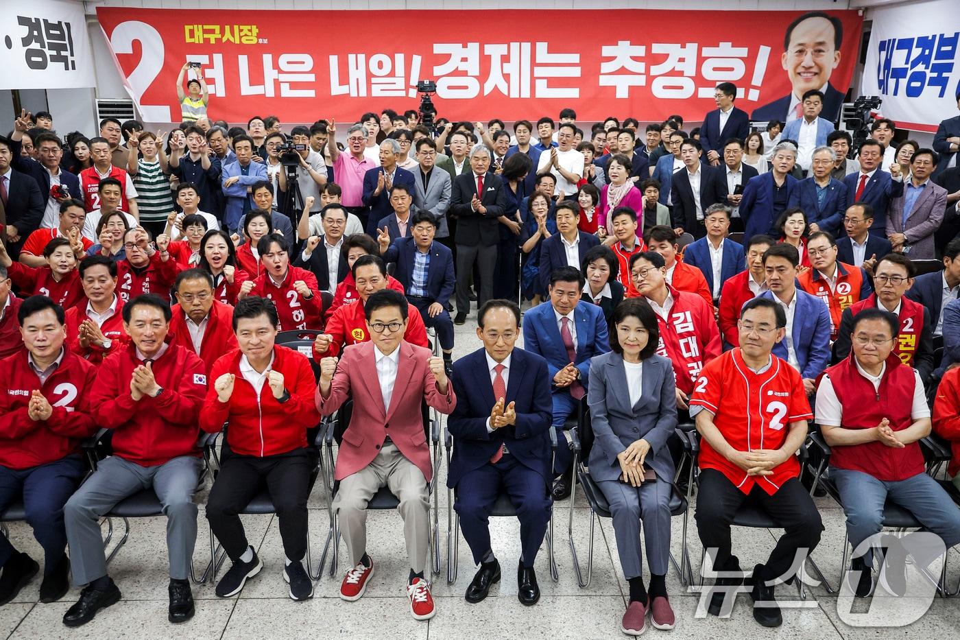본문 이미지 - 이철우 국민의힘 경북도지사 후보가 3일 대구 수성구 국민의힘 대구광역시당에서 방송3사 출구조사를 시청하고 있다. (공동취재) 2026.6.3 ⓒ 뉴스1 신웅수 기자