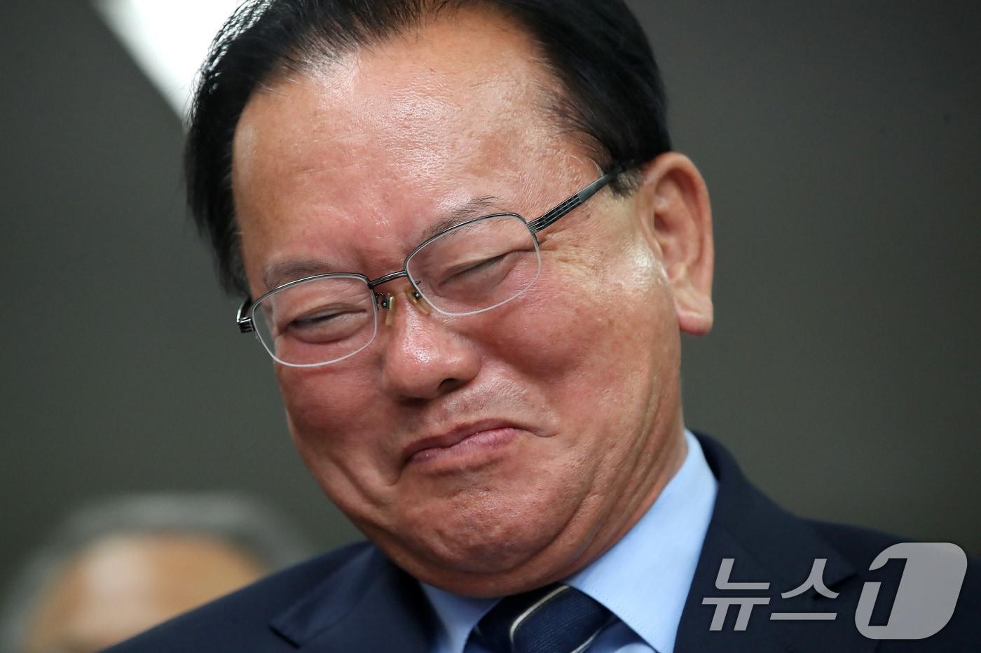 본문 이미지 - 김부겸 더불어민주당 대구시장 후보가 3일 오후 대구 달서구 선거캠프에서 지지자들과 6·3 지방선거 출구조사 결과를 지켜보며 묘한 표정을 짓고 있다. 2026.6.3 ⓒ 뉴스1 공정식 기자