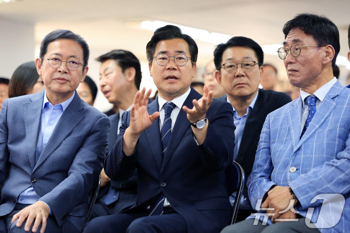 본문 이미지 - 더불어민주당 박찬대 인천시장 후보(앞줄 가운데)가 3일 인천 미추홀구 선거사무소에서 출구조사 결과 발표를 지켜보고 있다. 박남춘(왼쪽부터) 총괄선대위원장, 박 후보, 허종식 상임선대위원장, 고남석 총괄선대위원장 2026.6.3 ⓒ 뉴스1 이호윤 기자