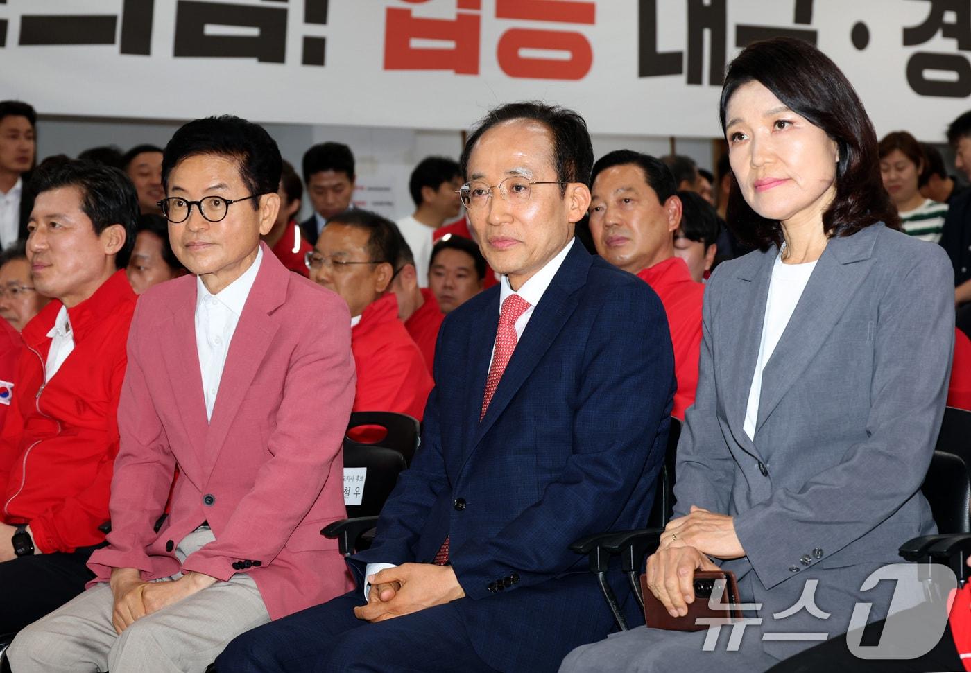 본문 이미지 - 이철우 국민의힘 경북도지사 후보와 추경호 국민의힘 대구시장 후보, 이진숙 대구 달성군 국회의원 후보가 3일 대구 수성구 국민의힘 대구광역시당에서 방송3사 출구조사를 시청하고 있다. (공동취재) 2026.6.3 ⓒ 뉴스1 신웅수 기자