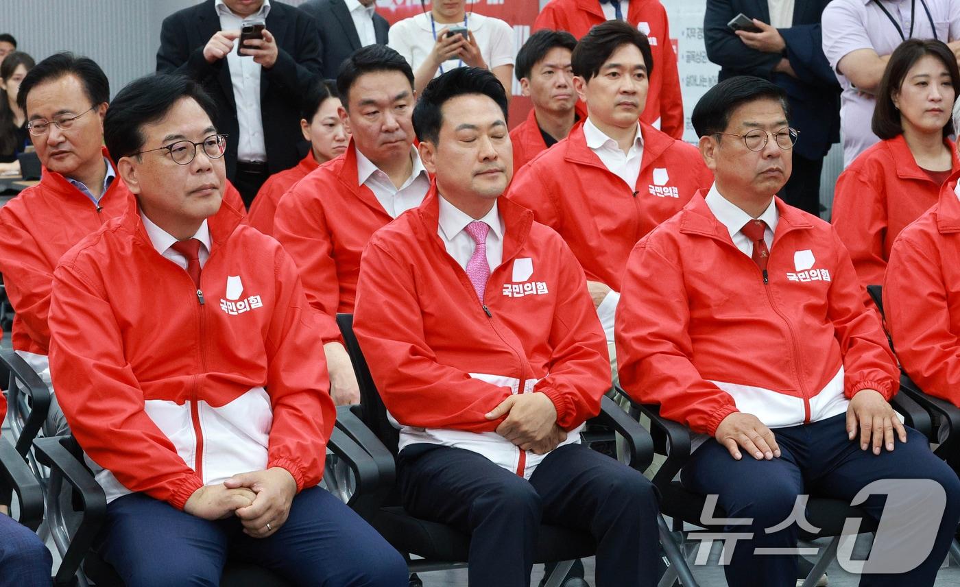 본문 이미지 - 장동혁 국민의힘 대표를 비롯한 지도부 및 의원, 당직자들이 3일 오후 서울 여의도 중앙당사에 마련된 개표상황실에서 지방선거 및 국회의원 보궐선거 출구조사 방송을 지켜보고 있다. (공동취재) 2026.6.3 ⓒ 뉴스1 황기선 기자