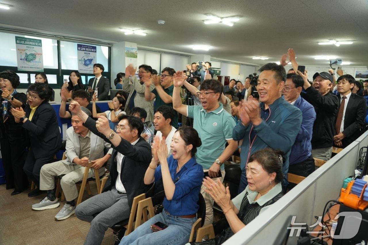 본문 이미지 - 국회의원 보궐선거 북구갑 하정우 더불어민주당 후보 캠프에서 캠프 관계자들과 지지자들이 출구조사 결과를 확인 후 환호하고 있다. (캠프 제공. 재판매 및 DB금지)
