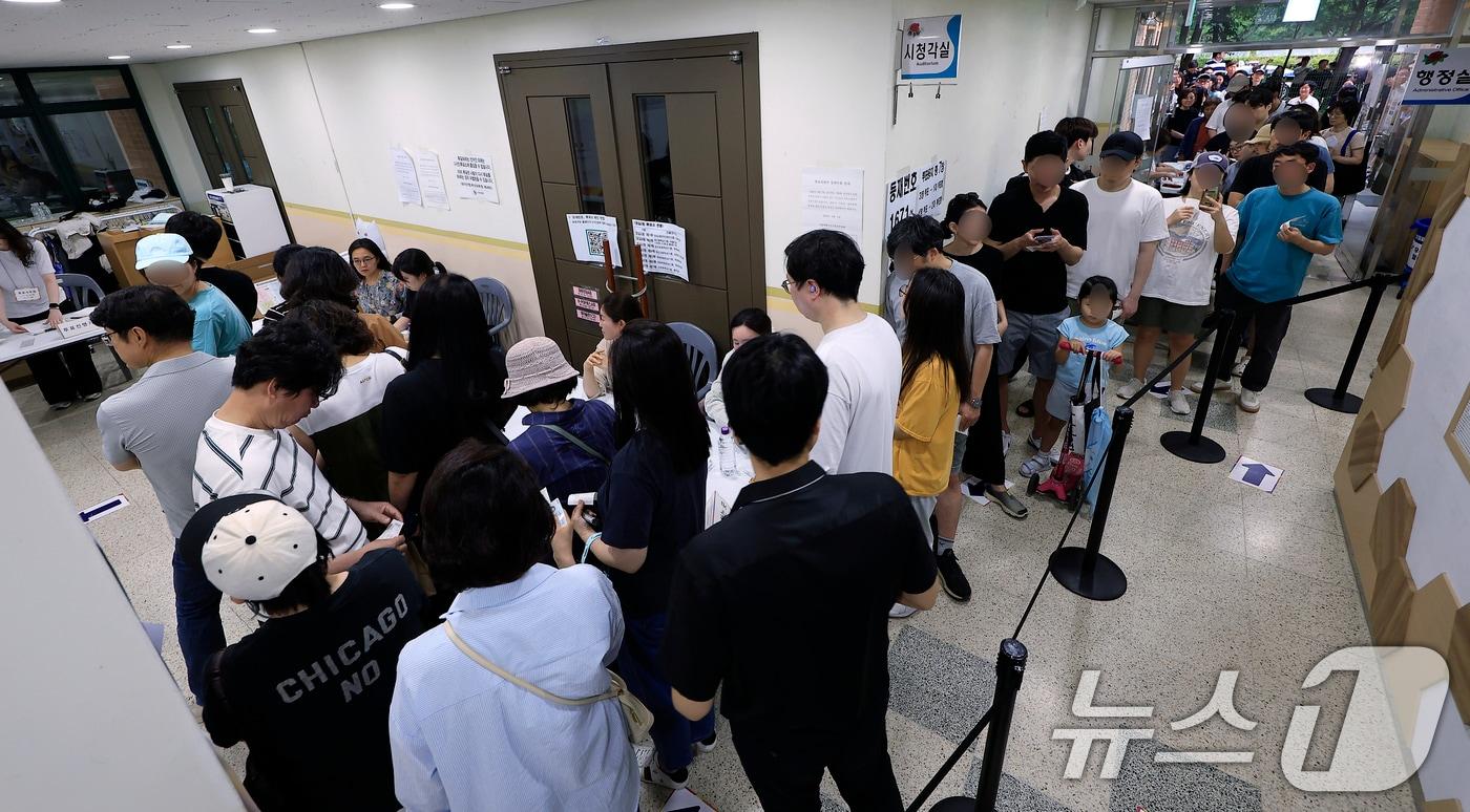 본문 이미지 - 제9회 전국동시지방선거일인 3일 서울시 송파구 잠일초등학교에 마련된 잠실2동 제6투표소에서 투표용지 부족 상황으로 인해 유권자들이 오후 6시를 넘겨 투표를 하고 있다. 2026.6.3 ⓒ 뉴스1 박정호 기자