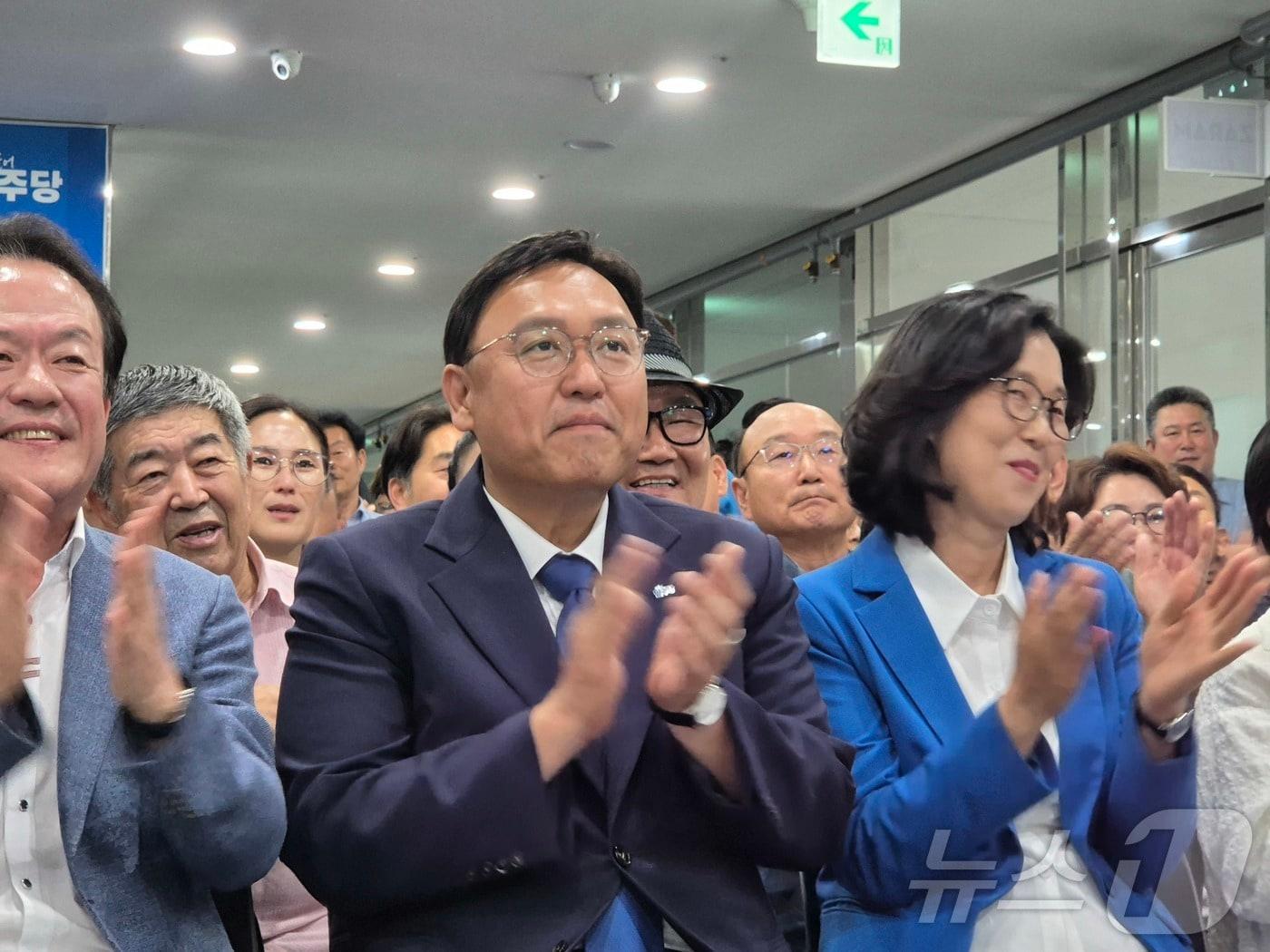 본문 이미지 - 9회 전국동시지방선거 세종시장에 출마한 더불어민주당 조상호 후보가 3일 세종시 나성동 선거사무소에서 출구조사 결과를 지켜본 뒤 기뻐하고 있다. 2026.6.3 ⓒ 뉴스1 장동열 기자