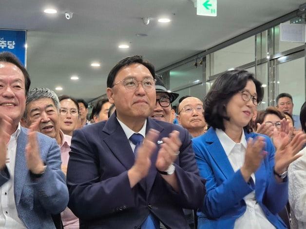 본문 이미지 - 제9회 전국동시지방선거 세종시장에 출마한 더불어민주당 조상호 후보가 3일 세종시 나성동 선거사무소에서 출구조사 결과를 지켜본 뒤 기뻐하고 있다. 2026.6.3/뉴스1 장동열 기자