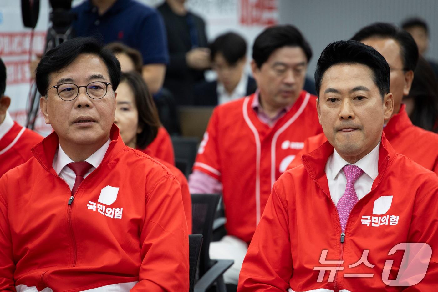 본문 이미지 - 국민의힘 장동혁 대표와 송언석 원내대표가 3일 오후 서울 여의도 중앙당사에 마련된 개표상황실에서 지방선거 및 국회의원 보궐선거 출구조사 방송을 지켜보고 있다. 2026.6.3 ⓒ 뉴스1 국회사진기자단
