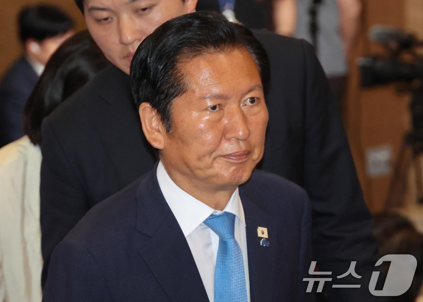 본문 이미지 - 정청래 더불어민주당 대표가 3일 서울 여의도 국회 의원회관에 마련된 제9회 전국동시지방선거 및 국회의원 재보궐 선거 개표종합상황실에서 출구조사 결과를 지켜본 후 상황실을 빠져 나가고 있다. (공동취재) 2026.6.3 ⓒ 뉴스1 유승관 기자