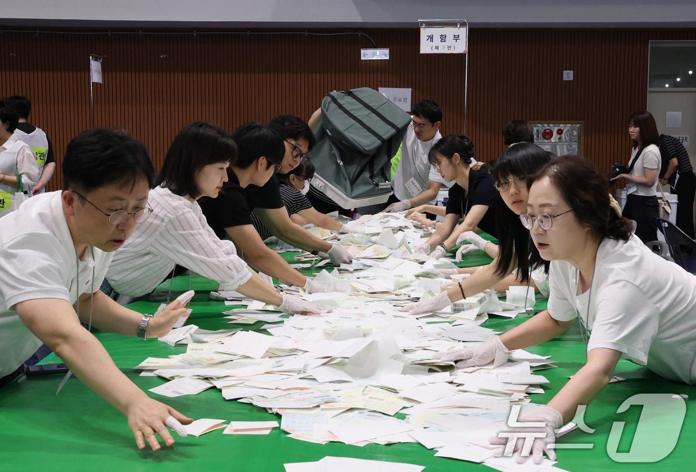 본문 이미지 - 제9회 전국동시지방선거가 실시된 3일 대전 중구 한밭체육관에 마련된 개표소에서 개표 사무원들이 투표용지를 분류하고 있다. 2026.6.3 ⓒ 뉴스1 김기태 기자