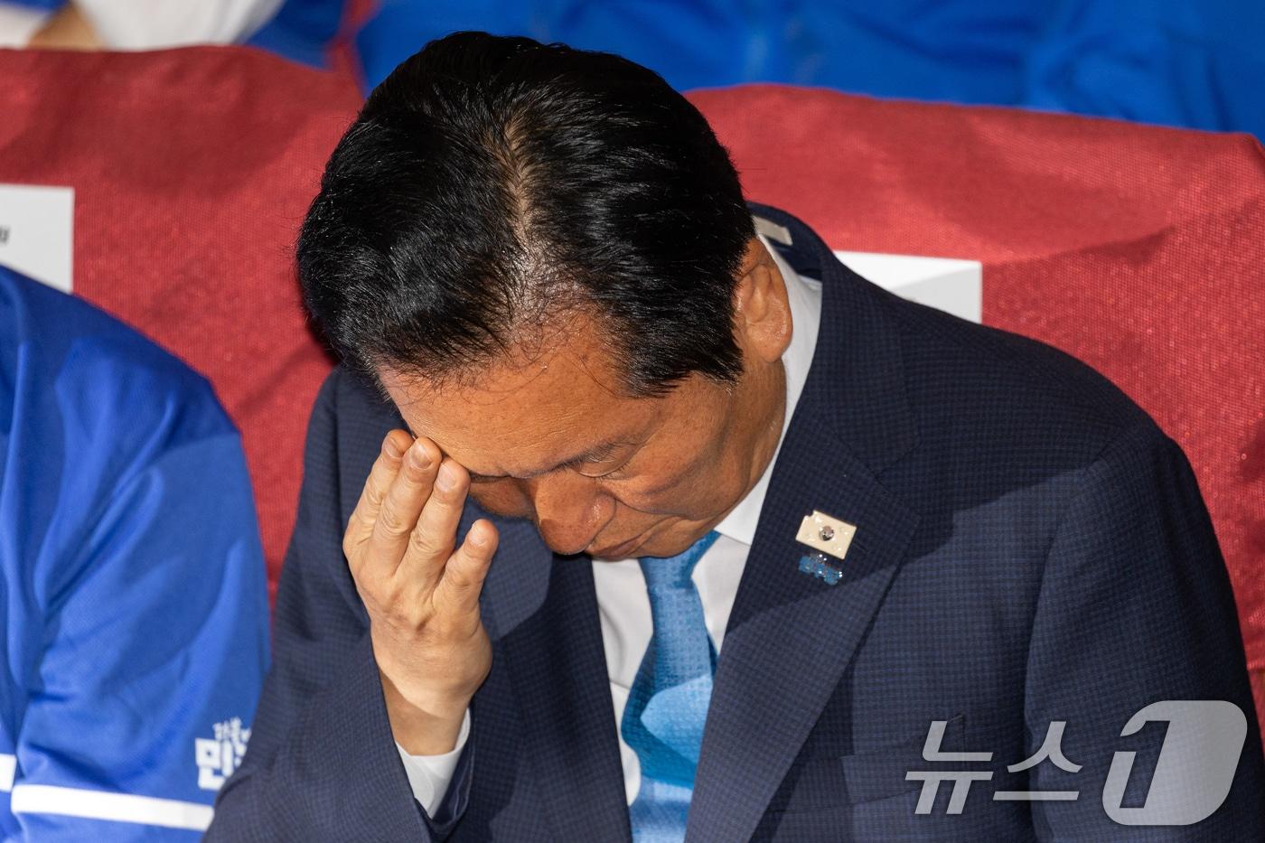 본문 이미지 - 정청래 더불어민주당 대표가 3일 서울 여의도 국회 의원회관에 마련된 제9회 전국동시지방선거 및 국회의원 재보궐 선거 개표종합상황실에서 출구조사 결과를 기다리며 생각에 잠겨 있다. (공동취재) 2026.6.3 ⓒ 뉴스1 유승관 기자