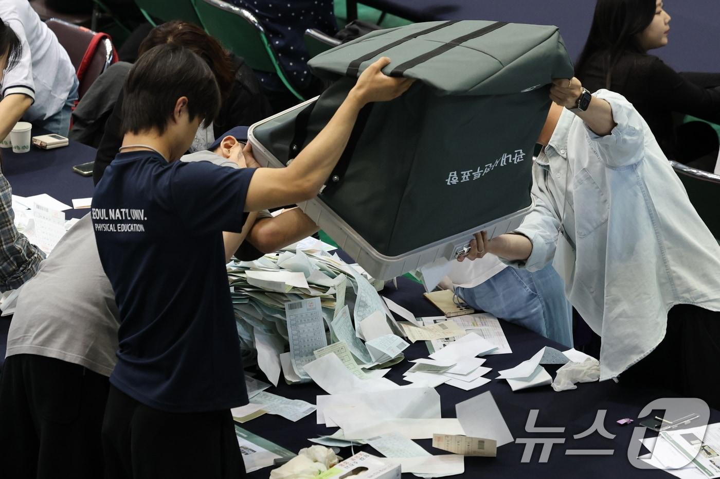 본문 이미지 - 제9회 전국동시지방선거 및 국회의원 재·보궐선거일인 3일 오후 서울 관악구 서울대학교 체육관에 마련된 개표소에서 선거사무원들이 개표 작업을 하고 있다. 2026.6.3 ⓒ 뉴스1 박지혜 기자