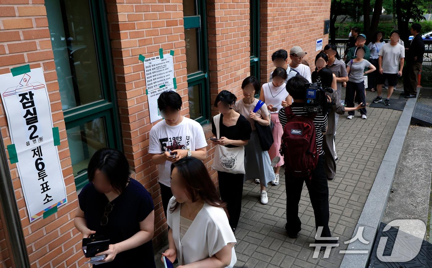 본문 이미지 - 제9회 전국동시지방선거일인 3일 서울시 송파구 잠일초등학교에 마련된 잠실2동 제6투표소에서 투표용지 부족 상황으로 인해 유권자들이 오후 6시를 넘겨 투표를 하고 있다. 2026.6.3 ⓒ 뉴스1 박정호 기자