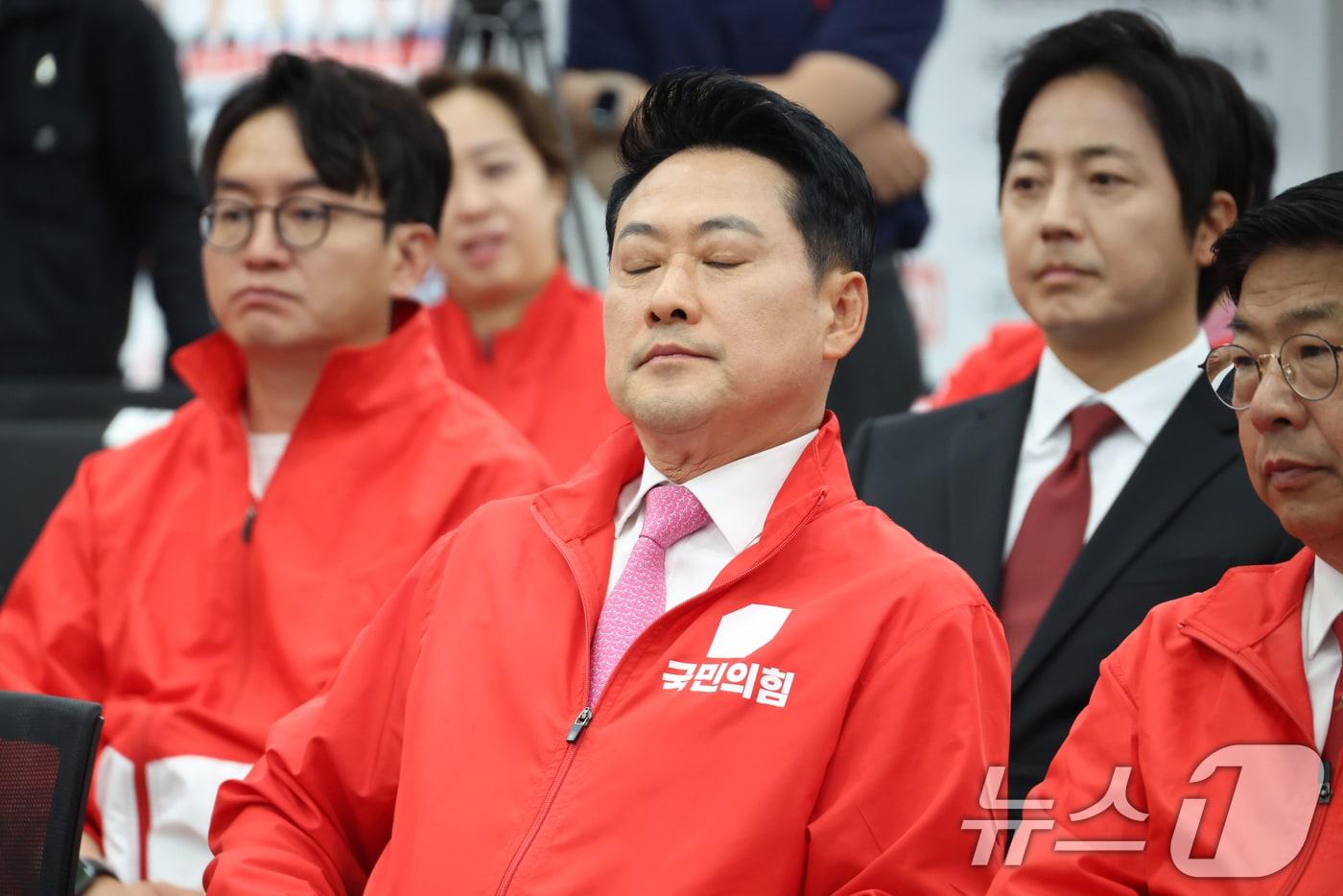 본문 이미지 - 장동혁 국민의힘 대표가 3일 오후 서울 여의도 중앙당사에 마련된 개표상황실에서 지방선거 및 국회의원 보궐선거 출구조사 방송을 지켜보고 있다. 2026.6.3 ⓒ 뉴스1 국회사진기자단