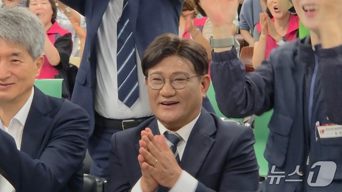본문 이미지 - 방송 3사 출구조사 발표 직후 송영기 경남교육감 후보와 지지자들이 환호하고 있다.(독자 제공.)