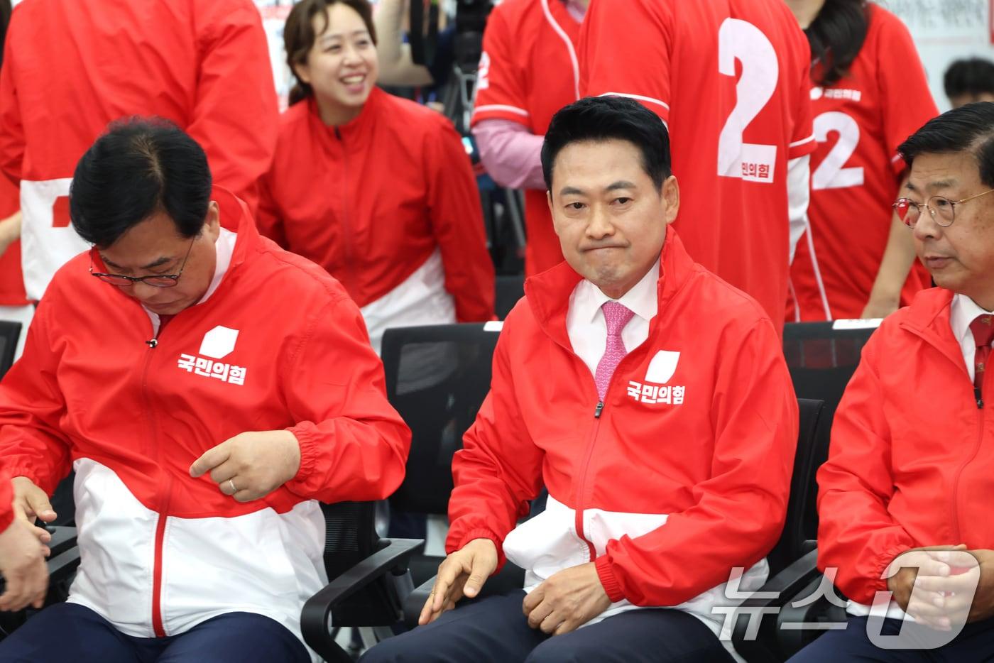 본문 이미지 - 장동혁 국민의힘 대표가 3일 오후 서울 여의도 중앙당사에 마련된 개표상황실에서 지방선거 및 국회의원 보궐선거 출구조사 방송을 지켜보기 위해 자리하고 있다. 2026.6.3 ⓒ 뉴스1 국회사진기자단