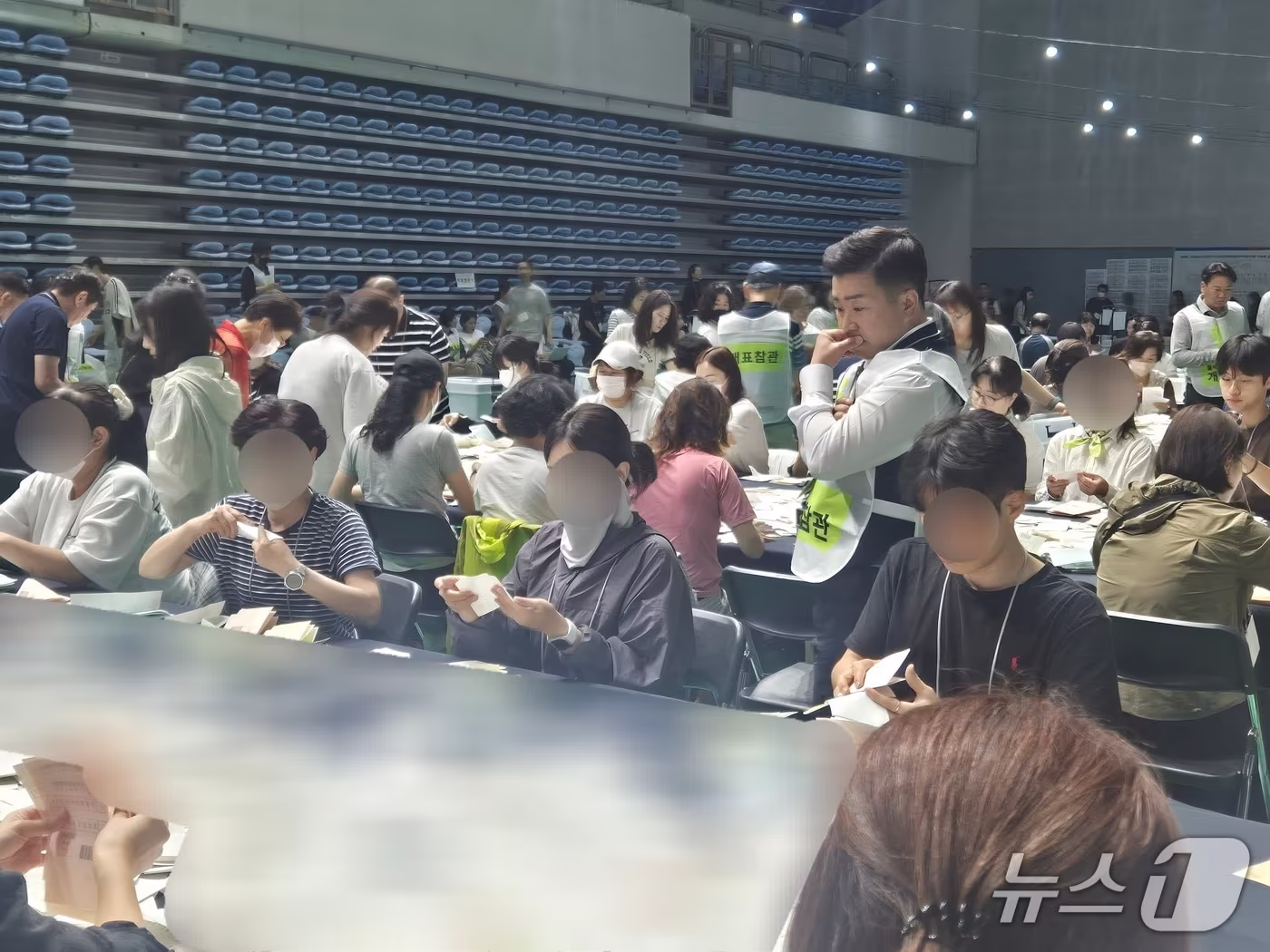본문 이미지 - 무소속 김현태 인천 계양을 후보가 3일 개표참관인의 자격으로 개표소(계양체육관)를 찾아 투표용지 분류작업을 살피고 있다.이시명기자/뉴스1