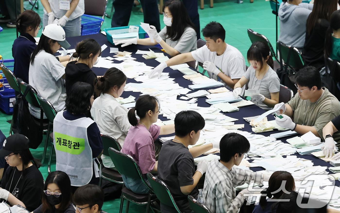 본문 이미지 - 제9회 전국동시지방선거 및 국회의원 재·보궐선거일인 3일 오후 서울 관악구 서울대학교 체육관에 마련된 개표소에서 개표참관인이 지켜보는 가운데 선거사무원들이 개표 작업을 하고 있다. 2026.6.3 ⓒ 뉴스1 박지혜 기자