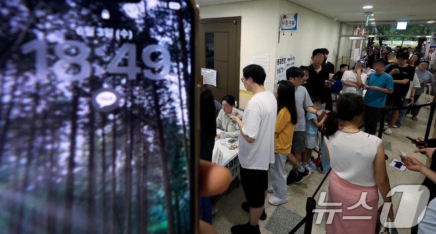 본문 이미지 - 제9회 전국동시지방선거일인 3일 서울시 송파구 잠일초등학교에 마련된 잠실2동 제6투표소에서 투표용지 부족 상황으로 인해 유권자들이 오후 6시를 넘겨 투표를 하고 있다. 2026.6.3 ⓒ 뉴스1 박정호 기자