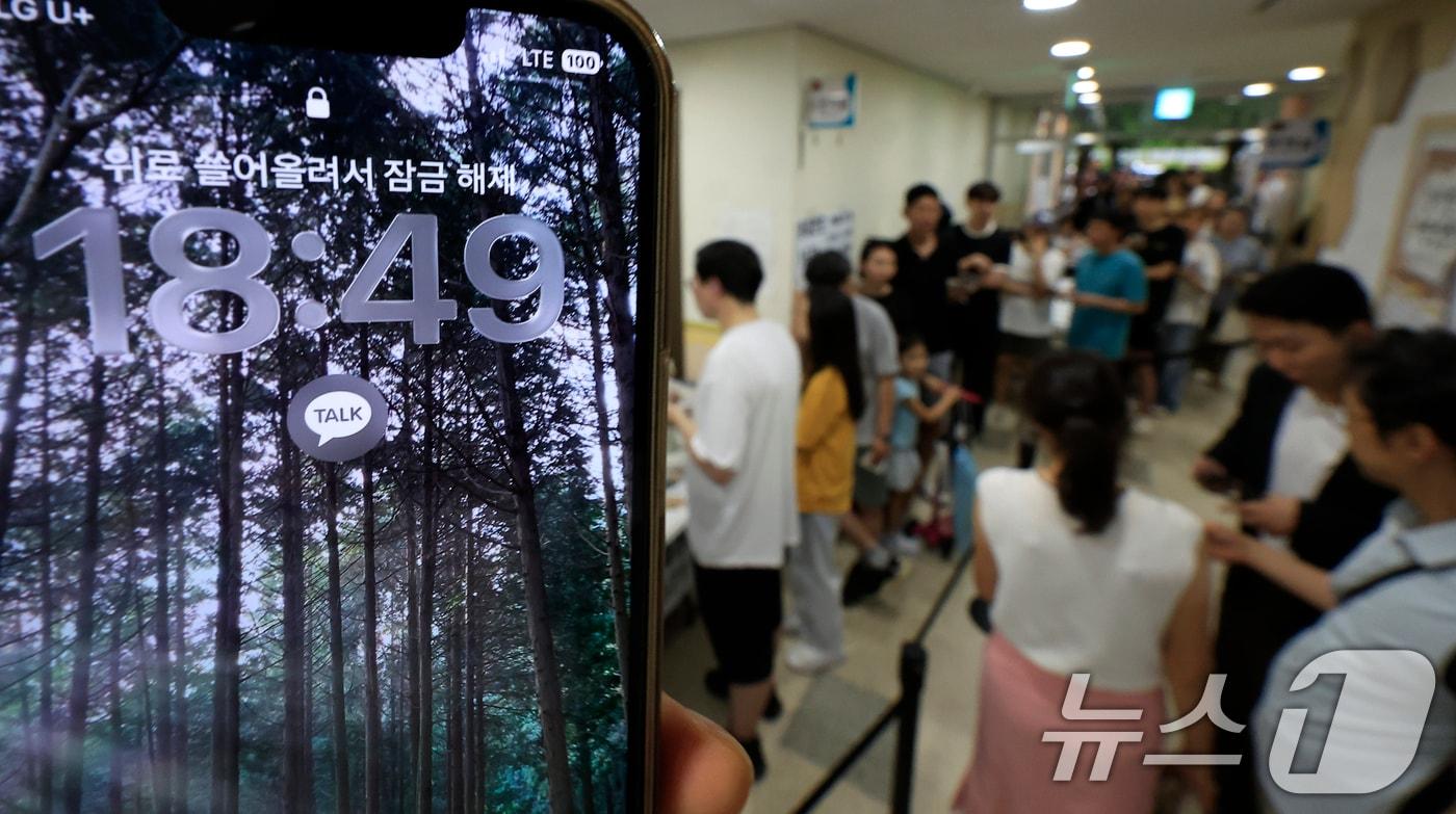 본문 이미지 - 제9회 전국동시지방선거일인 3일 서울시 송파구 잠일초등학교에 마련된 잠실2동 제6투표소에서 투표용지 부족 상황으로 인해 유권자들이 오후 6시를 넘겨 투표를 하고 있다. 2026.6.3 ⓒ 뉴스1 박정호 기자