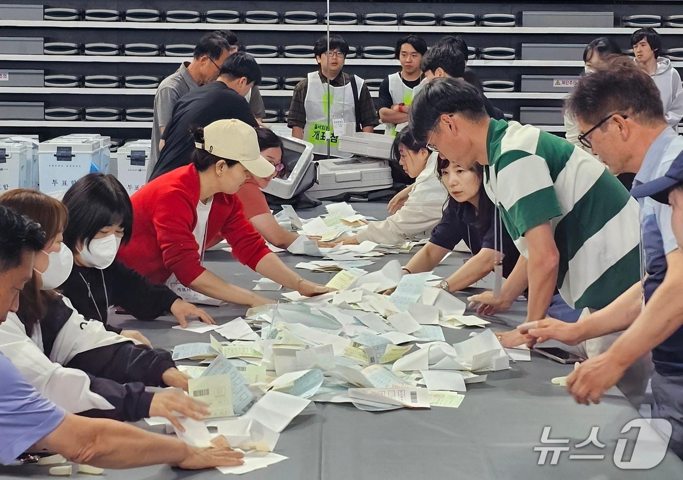 본문 이미지 - 진주실내체육과 개표소에 3일 개표 관리 인력들이 개표 작업을 진행하고 있다. 2026.6.3/뉴스1 한송학기자