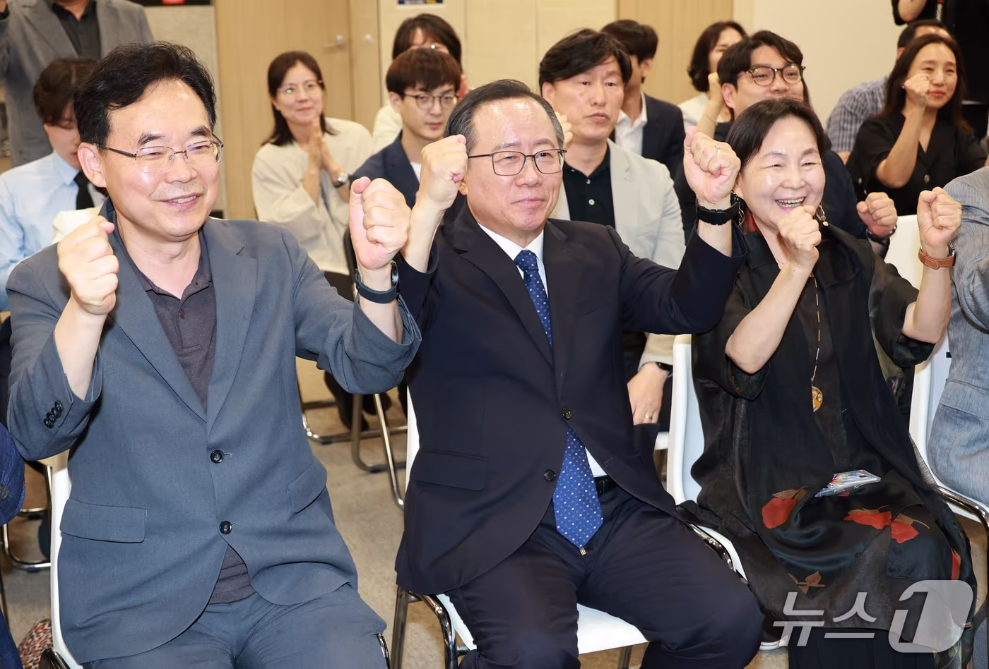 본문 이미지 - 김석준 부산시교육감 후보가 제9회 전국동시지방선거 및 국회의원 재보궐선거일인 3일 부산 부산진구 자신의 선거사무소에서 출구조사 결과를 지켜보고 있다. 2026.6.3 ⓒ 뉴스1 윤일지 기자 (공동취재)